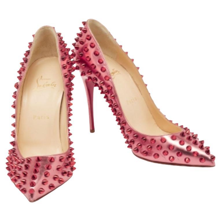 Deslumbra a todos con estos Louboutin poseyéndolos hoy mismo. Confeccionados en piel metalizada, estos zapatos de salón bicolores tienen una forma fascinante con pinchos tachonados por todas partes, puntera en punta y tacón de 11 cm. Con sus