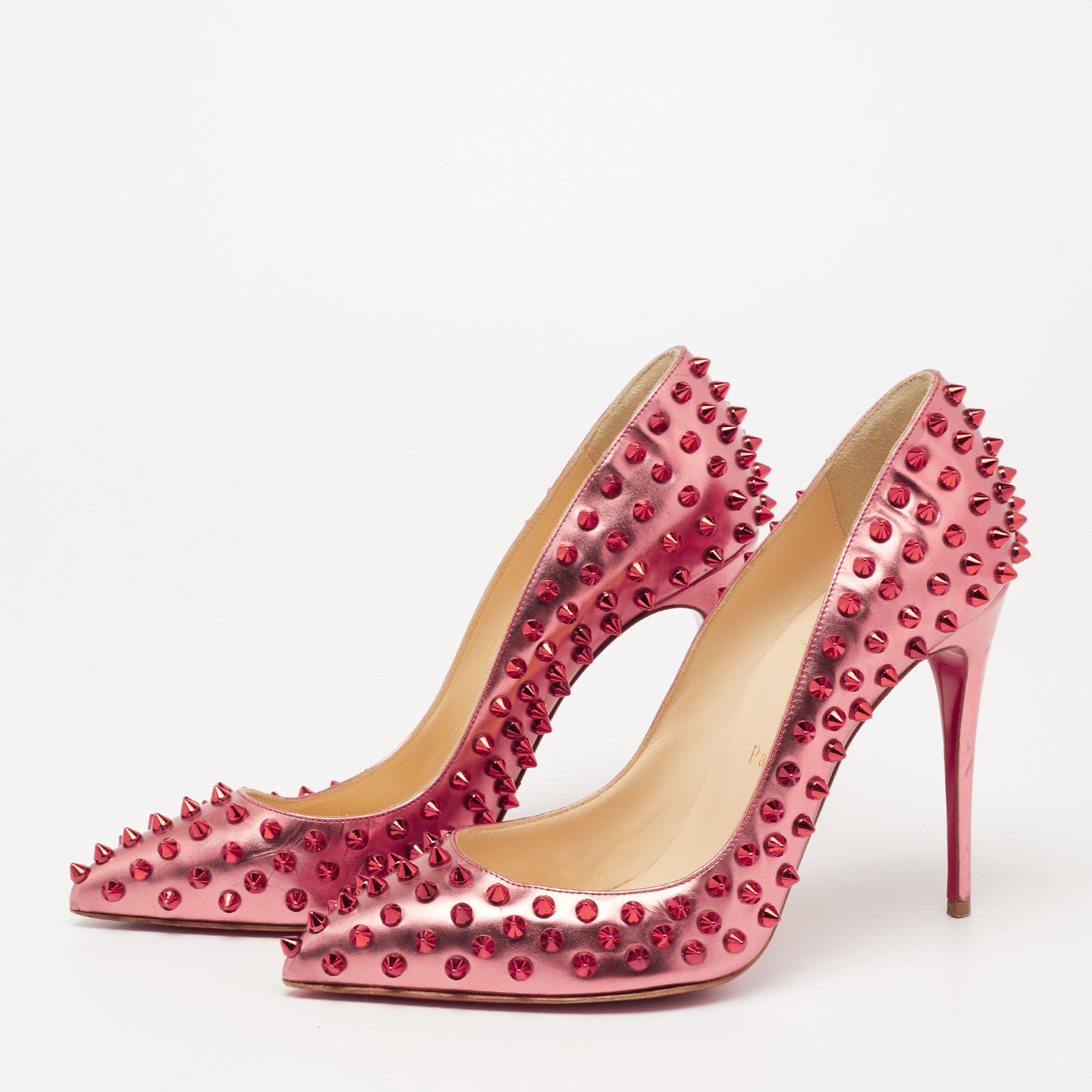 Dazzle everyone with these Louboutins by owning them today. Crafted from metallic leather, these two-tone pumps carry a mesmerizing shape with studded spikes all over, pointed toes, and 11 cm heels. Complete with the signature red soles, this pair