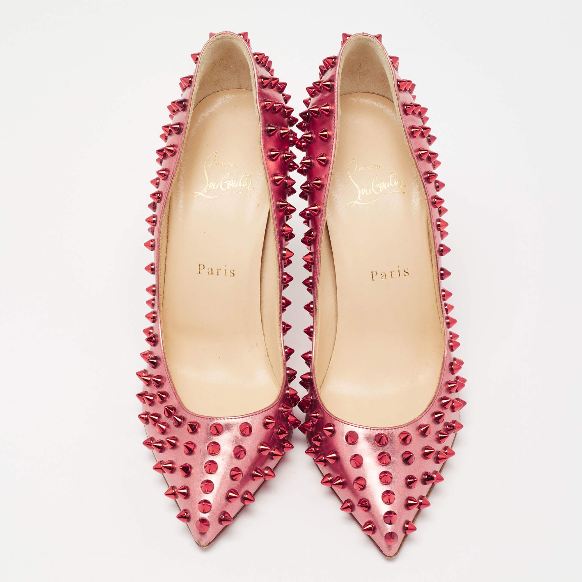 Dazzle everyone with these Louboutins by owning them today. Crafted from metallic leather, these two-tone pumps carry a mesmerizing shape with studded spikes all over, pointed toes, and 11 cm heels. Complete with the signature red soles, this pair