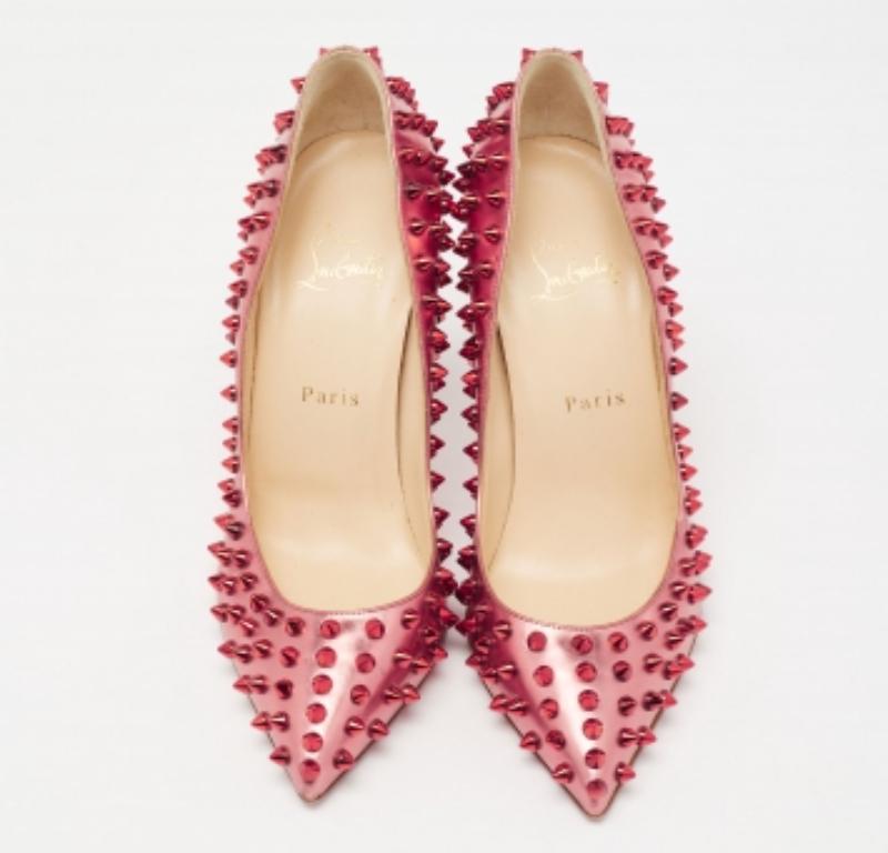 Christian Louboutin Bombas Pigalle con pinchos de cuero metalizado bicolor talla 38.5 en Bueno estado para la venta en Dubai, Al Qouz 2