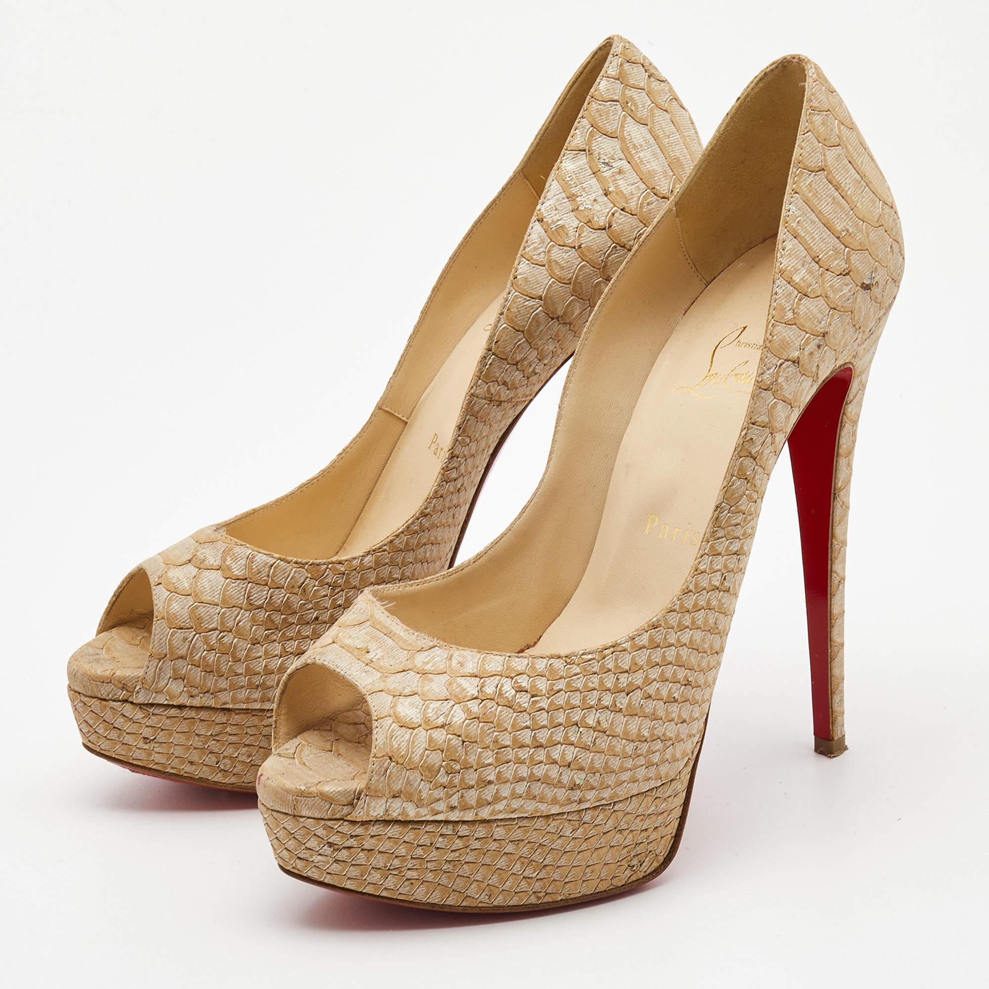 Faites preuve de chic avec ces escarpins de créateur. Elles présentent des talons robustes et des semelles durables, parfaits pour vos sorties à la mode !

