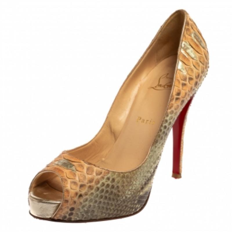 Le nuove décolleté Very Prive di Christian Louboutin aggiungeranno sicuramente un tocco di classe ai tuoi outfit grazie alla loro bellezza. Realizzate in pitone, hanno un tacco di 12 cm. Queste décolleté sono dotate di punta a spillo e il loro