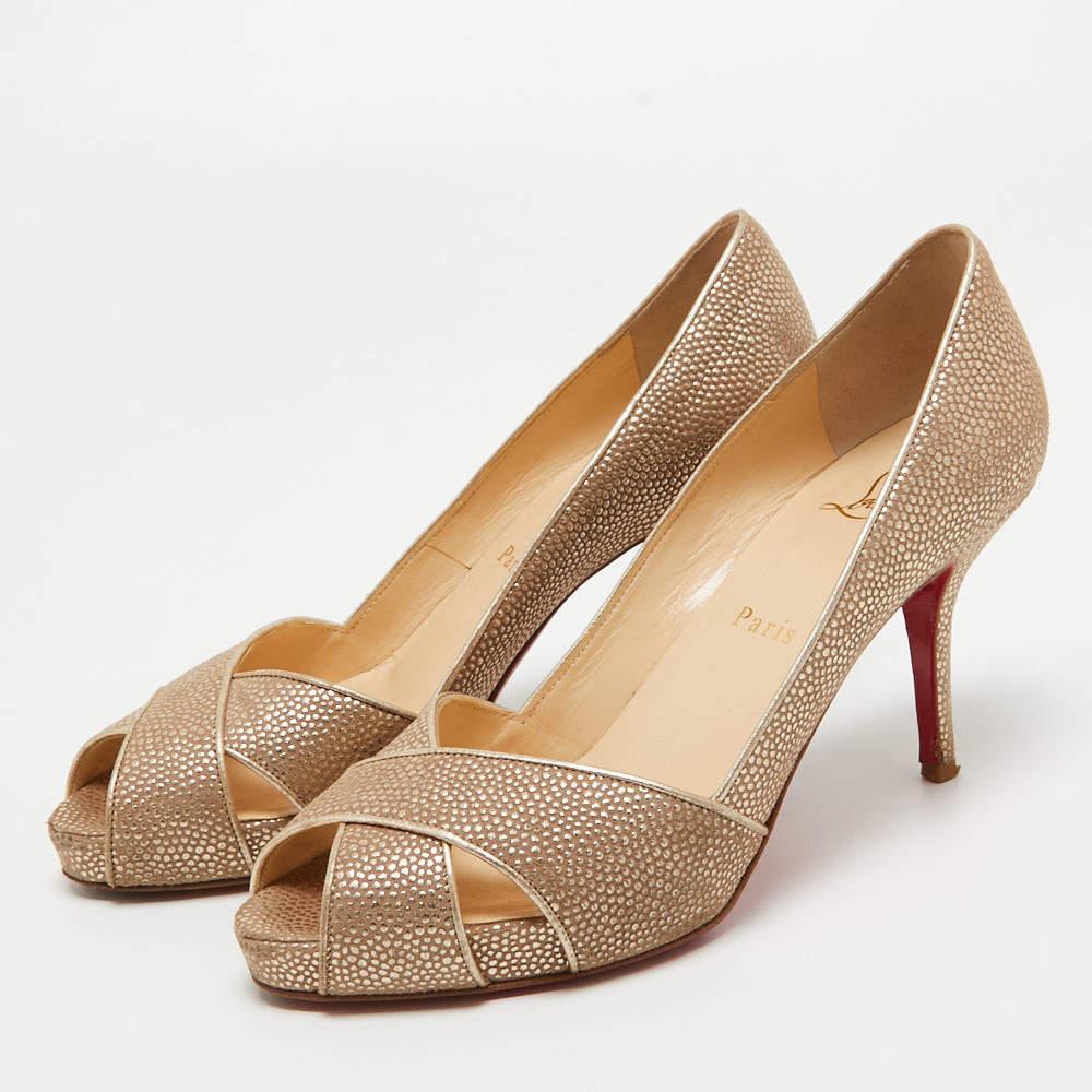 Exhalant la féminité et l'élégance, ces escarpins présentent une silhouette chic au design attrayant. Vous pouvez porter ces escarpins pour un look élégant. 