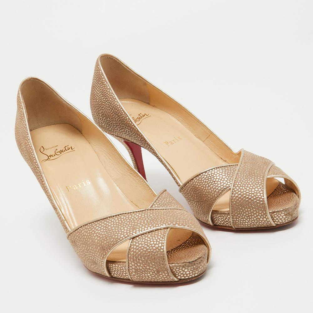 Christian Louboutin escarpins en cuir texturé deux tons, taille 36,5 Bon état - En vente à Dubai, Al Qouz 2