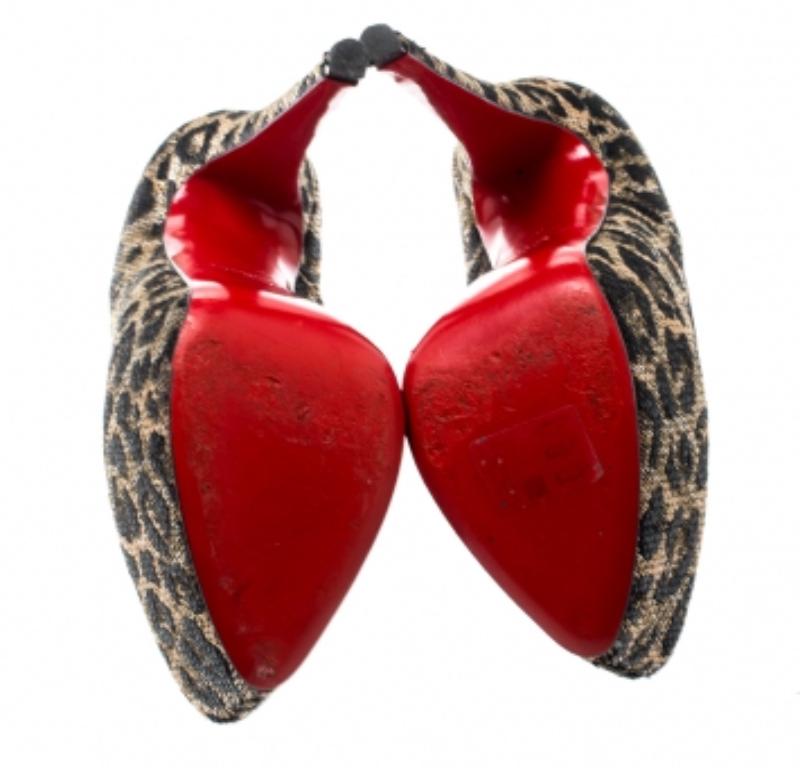 Die Pumps sprechen einfach in jeder Naht und Kurve für High Fashion. Christian Louboutin setzt immer wieder neue Maßstäbe und präsentiert eine weitere Kreation aus seiner riesigen Kollektion. Diese Daffodile-Pumps sehen mit ihrem zweifarbigen