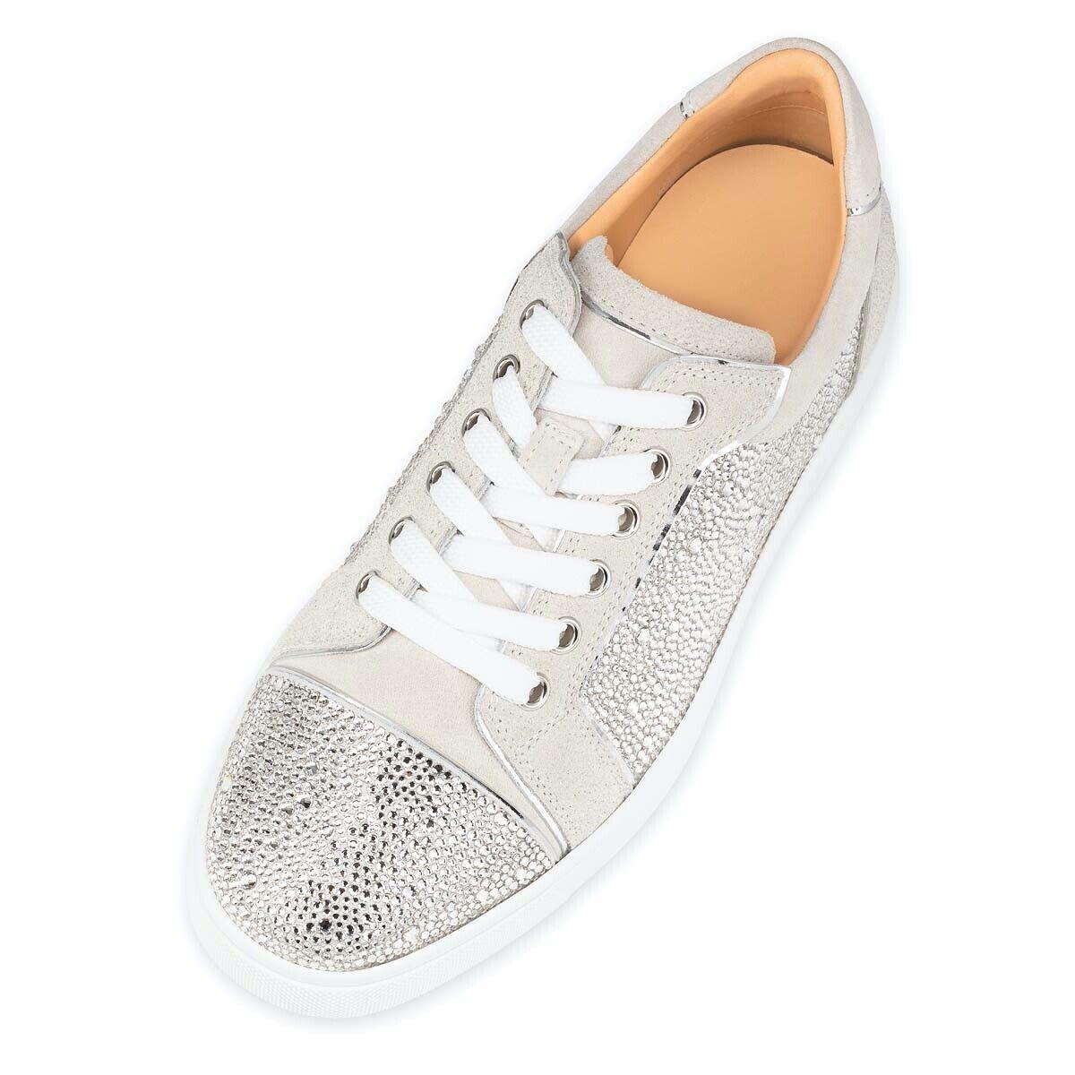 An iconic model, the sneaker Vieira Strass is dressed this season in light-colored suede studded with strass and glitter. Fully lined in nude leather and has a red rubber sole.