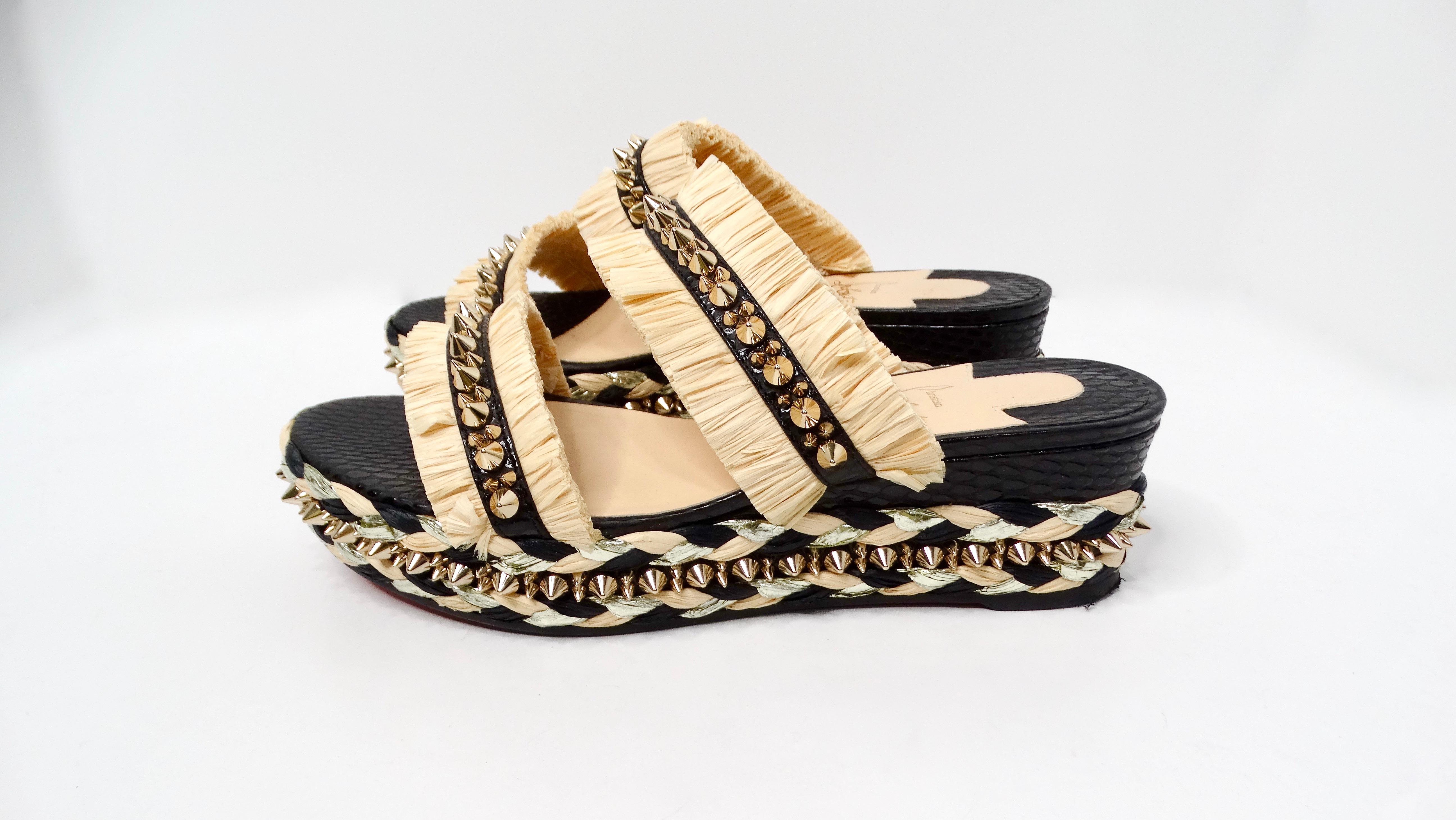 Les sandales compensées à plateforme cloutée en raphia Voltinoudou de Christian Louboutin sont un complément chic et époustouflant à toute garde-robe élégante. Ces sandales exquises présentent un motif unique de franges en jute ornées de clous dorés