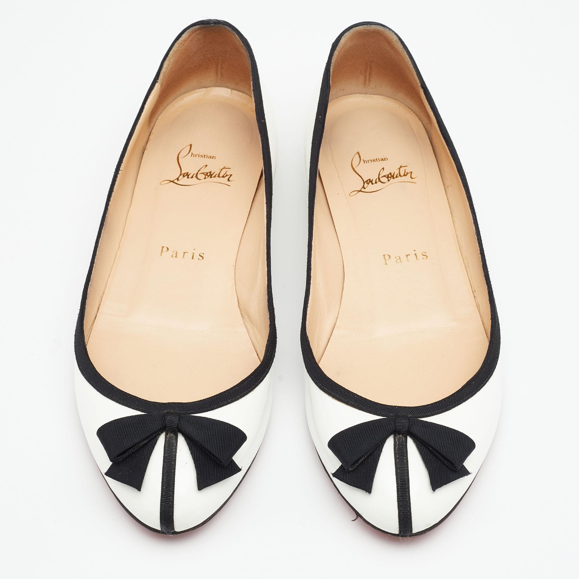These Balinodono ballet flats from Christian Louboutin are all your feet need to be comfy and stylish! They are crafted using black-white patent leather on the exterior. They display a bow accent on the toes, red soles, and a slip-on feature. These