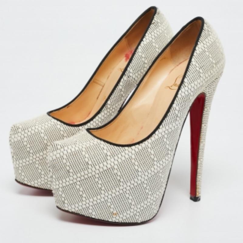 Christian Louboutin White/Black Raffia Daffodile Platform Pumps Size 36.5 In Good Condition For Sale In Dubai, Al Qouz 2