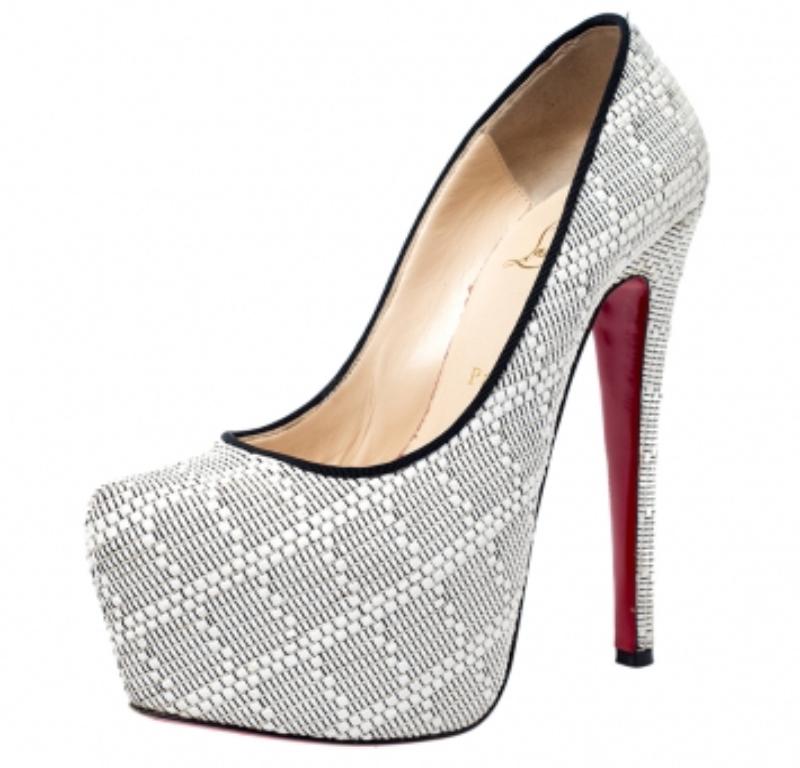 Christian Louboutin Weiß/Schwarze Raffia Daffodile Plateau-Pumps Größe 37 (Grau) im Angebot