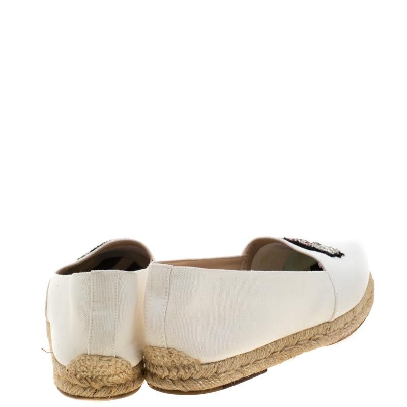 Christian Louboutin White Canvas Gala Embroidered Crest Espadrille Loafers 39 In Good Condition In Dubai, Al Qouz 2