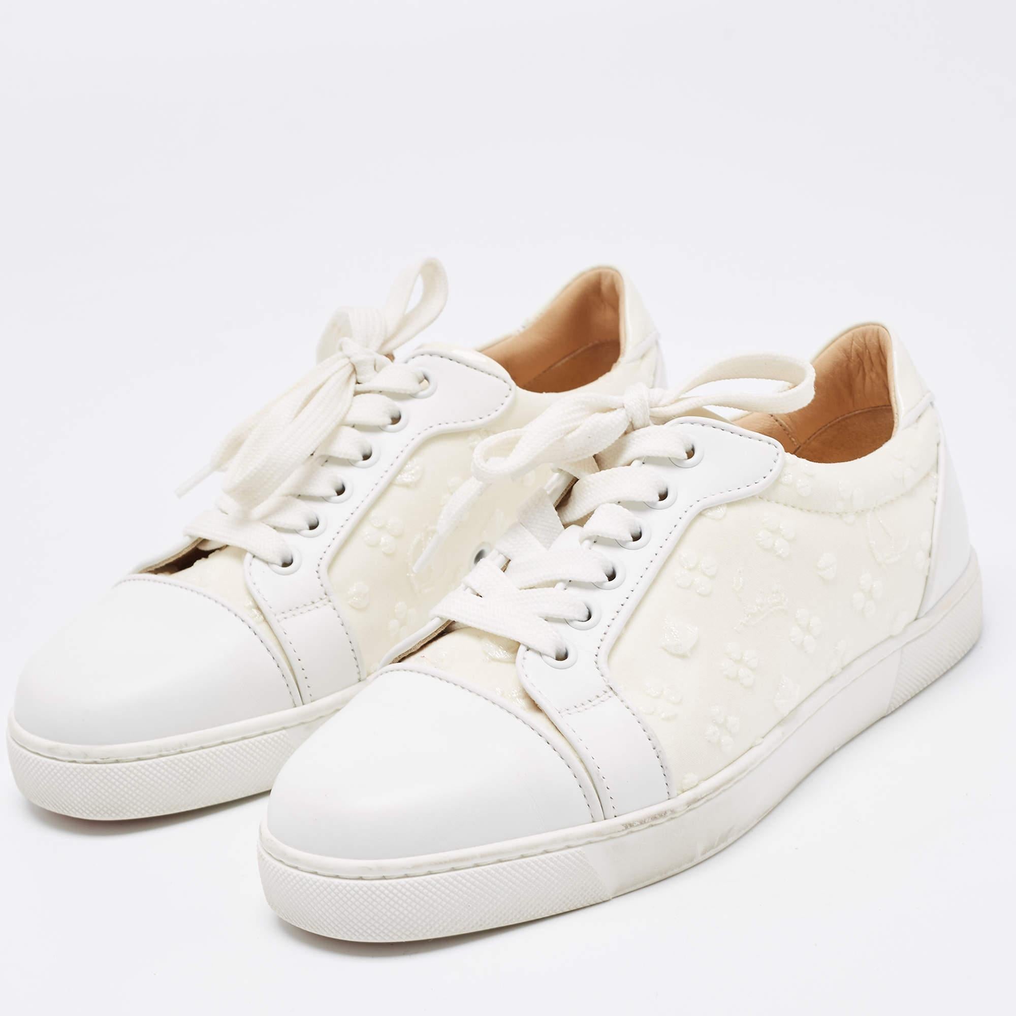 Avec leur silhouette classique, ces baskets de créateur sont une combinaison parfaite de luxe, de confort et de style. Ces baskets sont conçues avec des détails signés et des semelles intérieures confortables.

