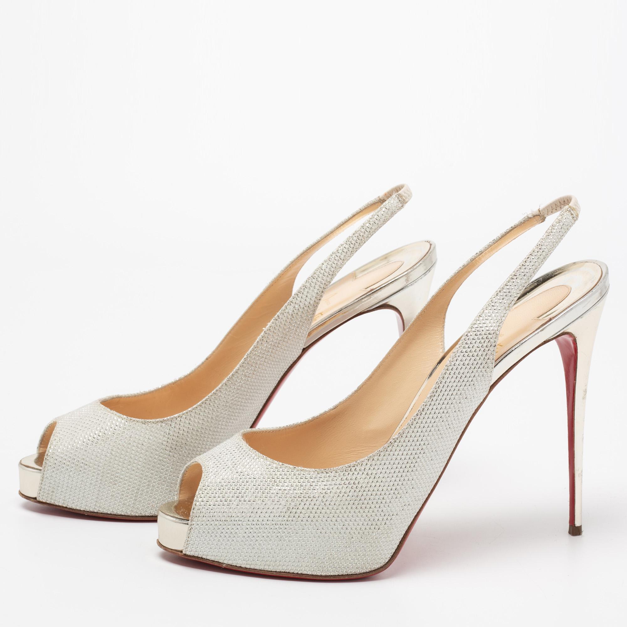 Stand out in the crowd with these Christian Louboutin Very Prive sandals! The slingback sandals are finished with a glittering exterior and have slender 13.5 cm heels. They feature peep toes and leather-lined insoles showing the brand name.

