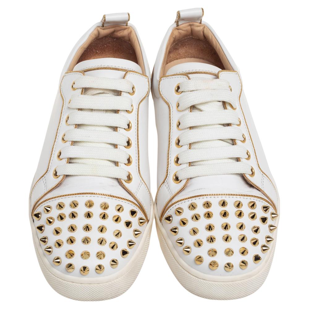 You'll leave your friends amazed every time you step out in these Louis Junior sneakers from Christian Louboutin! In a fabulous white shade, these sneakers are crafted from leather; and feature gold-tone spike-detailed round toes. They flaunt