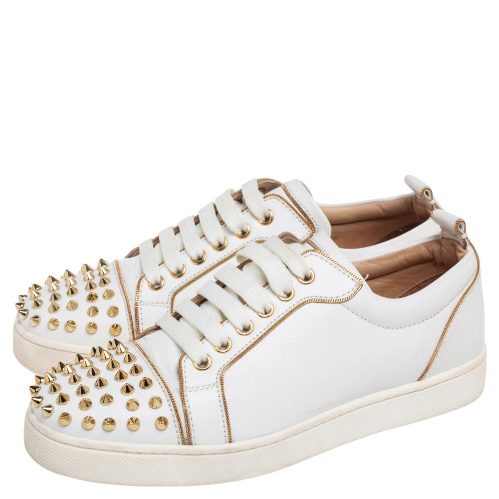Christian Louboutin White/Gold Leather Louis Junior Spikes Sneakers Size 37 In Good Condition In Dubai, Al Qouz 2
