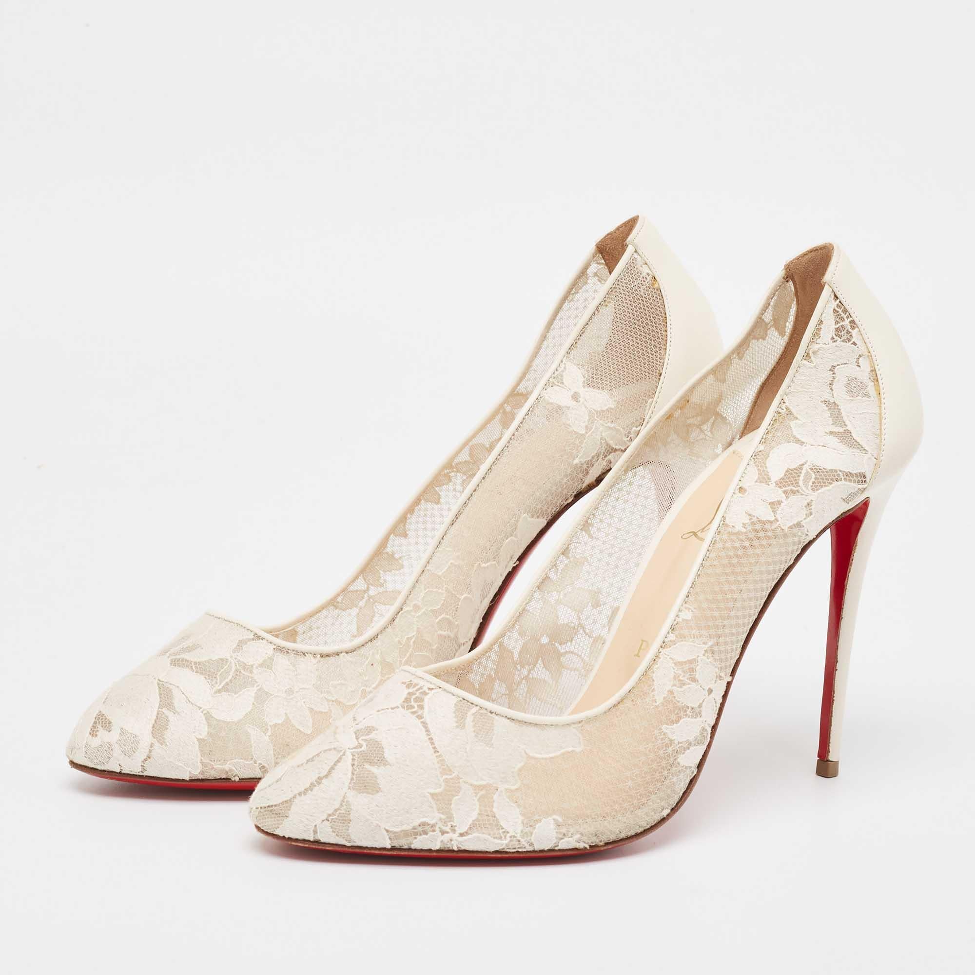 Adoptez un style chic avec ces escarpins en dentelle blanche Christian Louboutin. Elles présentent des talons robustes et des semelles durables, parfaits pour vos sorties à la mode !