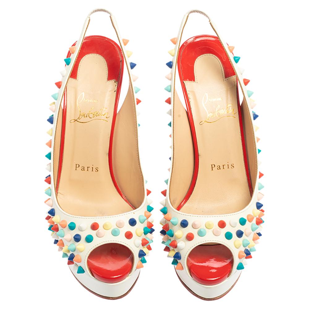 Heben Sie sich von der Masse ab mit diesem herrlichen Paar Louboutins, das High Fashion mit Klasse ausstrahlt! Die aus Leder gefertigte Kreation stammt aus der Lady Peep Collection. Sie zeichnen sich durch mehrfarbige Spikes mit Peep-Toes und ein