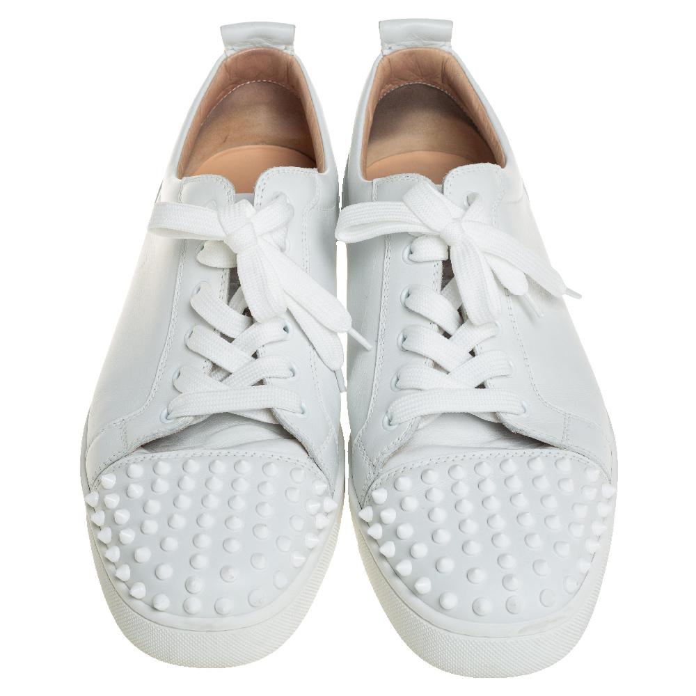 You'll leave your friends amazed every time you step out in these Louis Junior sneakers from Christian Louboutin! These sneakers are crafted from white leather and feature round toes with multiple spikes detailed on them. They flaunt lace-ups on the