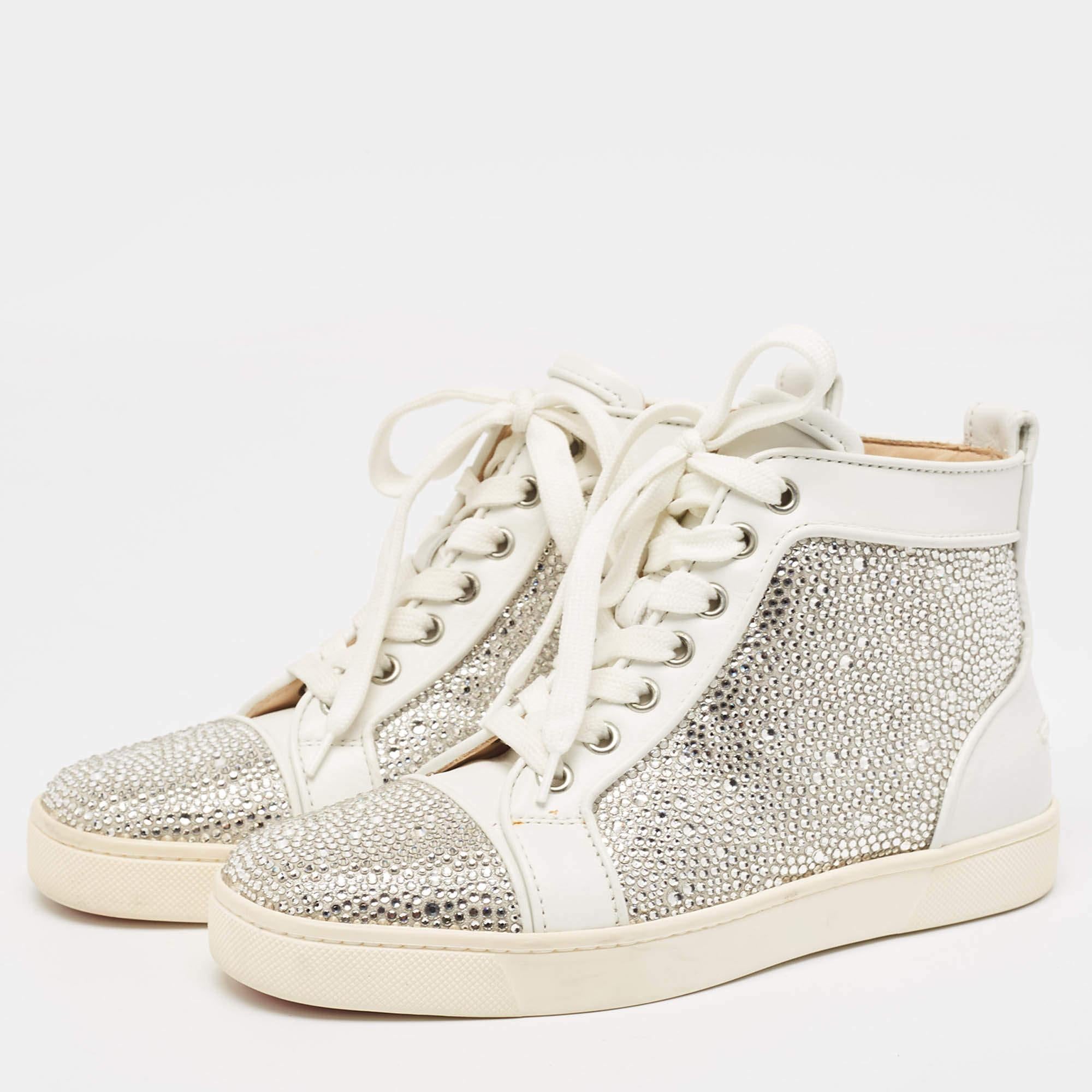 Ricche di stile e comfort, queste sneakers di Christian Louboutin sono delicate per i piedi e ti permettono di scivolare durante la giornata. Hanno una tomaia elegante con chiusura a lacci e sono montate su una resistente suola in gomma.