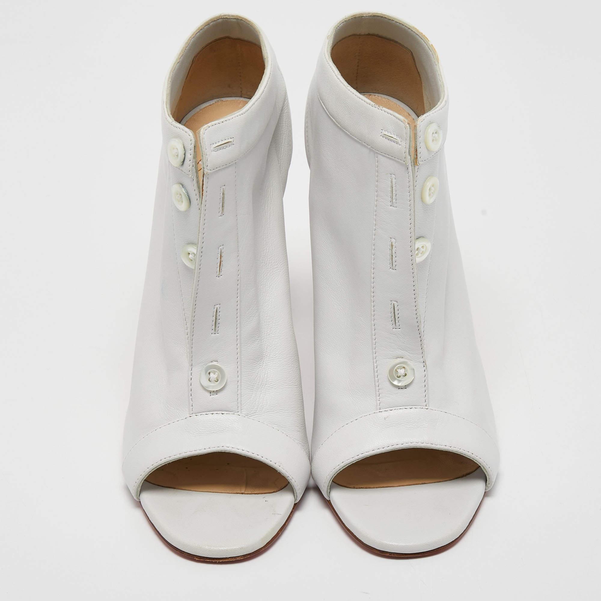 Christian Louboutin White Leather Maotic Boots Size 38 In Good Condition In Dubai, Al Qouz 2