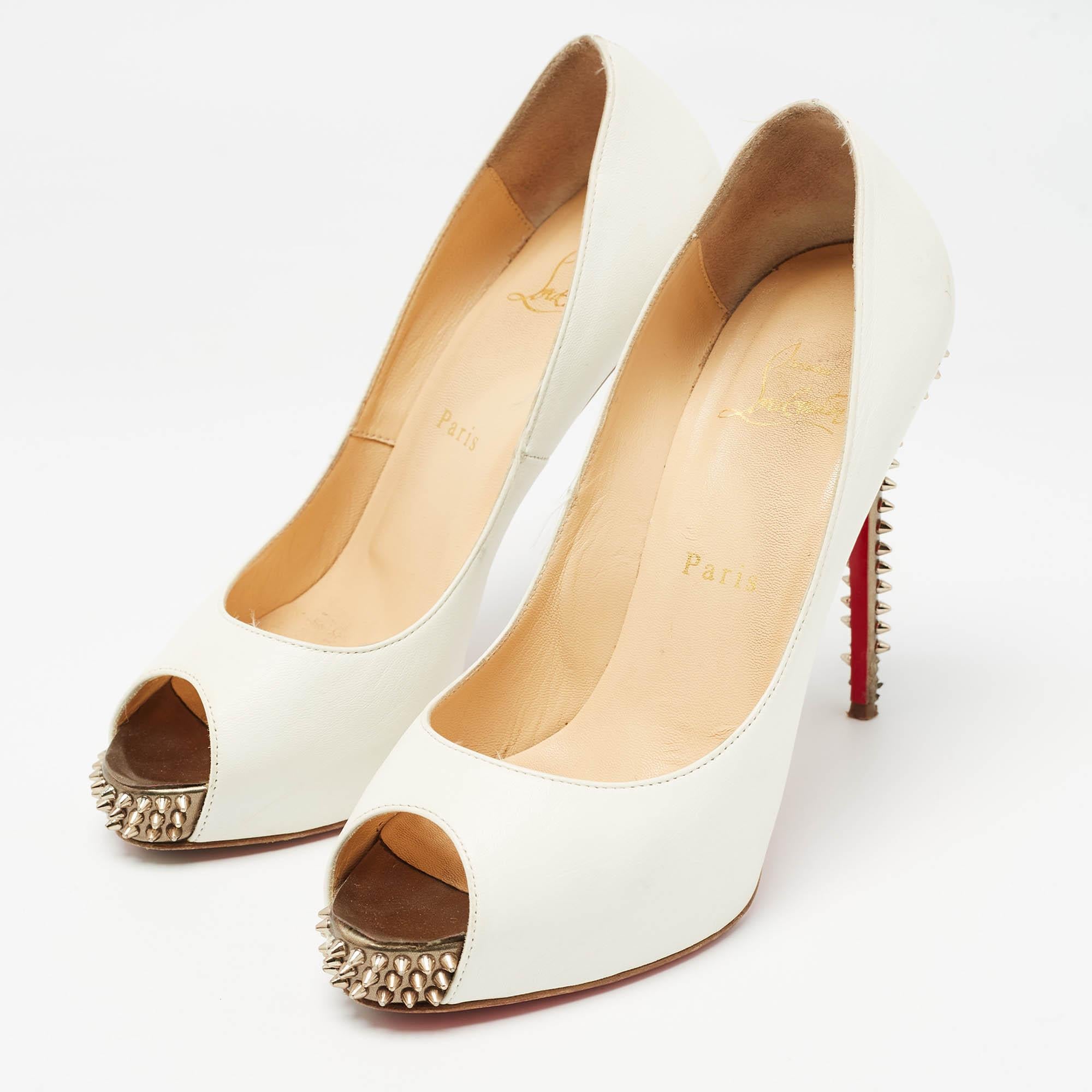 Fate una dichiarazione di stile chic con queste décolleté di design. Presentano tacchi robusti e suole resistenti, perfetti per le vostre uscite alla moda!