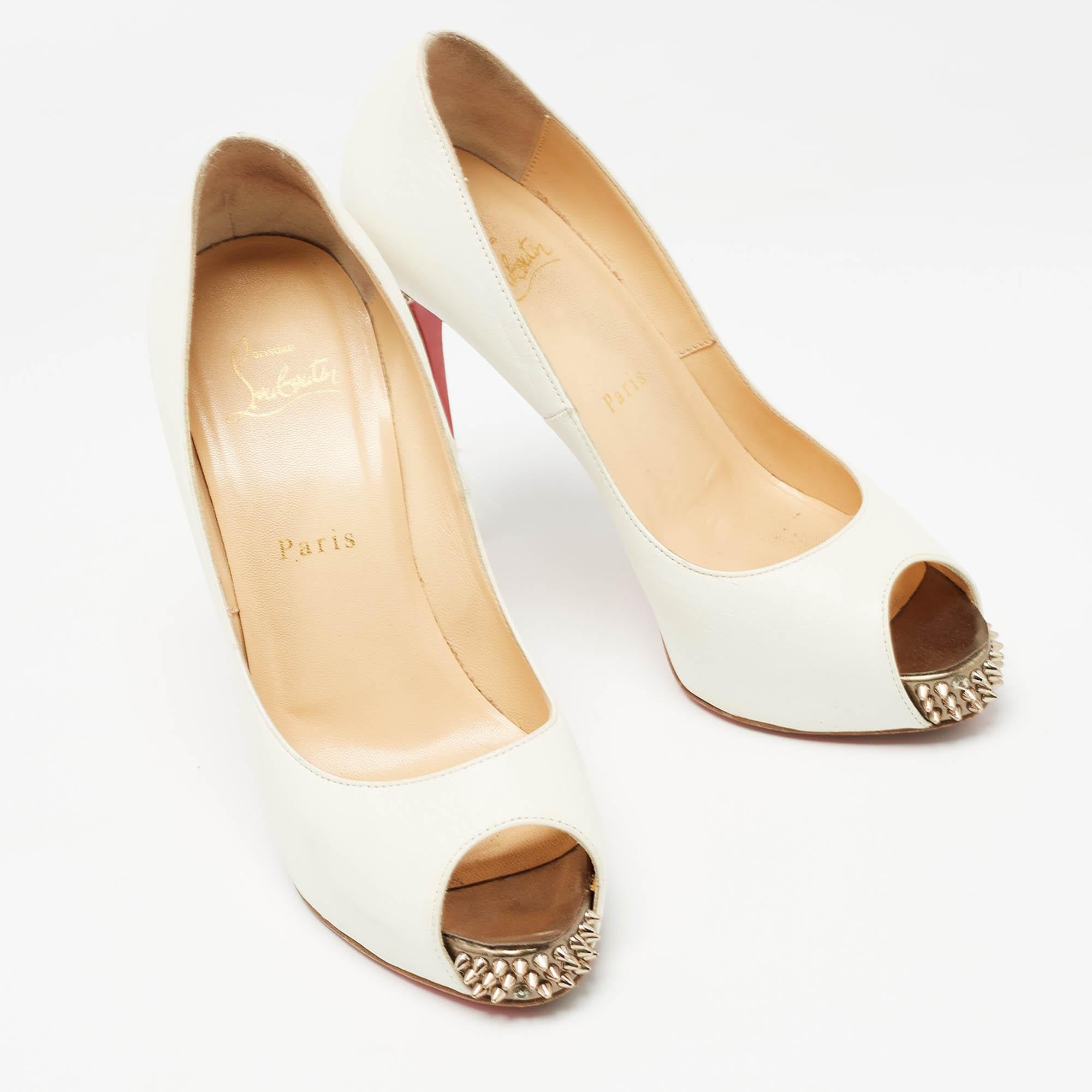 Christian Louboutin Pumps in pelle bianca Very Prive Taglia 37,5 In condizioni buone in vendita a Dubai, Al Qouz 2