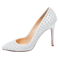 Christian Louboutin Weiße Pigalle Spikes Pumps aus Leder Größe 40,5