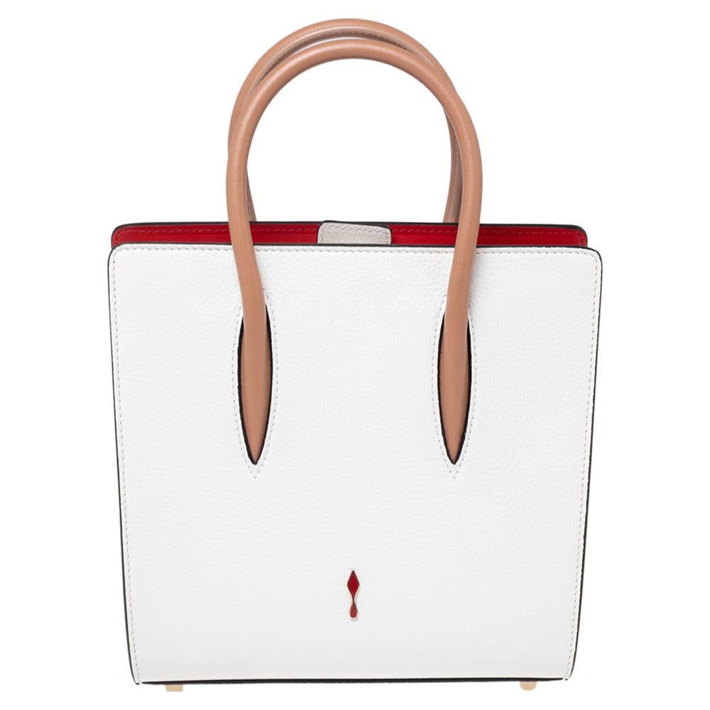 Diese Paloma-Tasche von Christian Louboutin ist aus Leder gefertigt und bietet ein luxuriöses Design. Die Tasche hat einen geräumigen Innenraum mit zwei Reißverschlusstaschen und bietet genügend Platz für all Ihre Alltagsutensilien. Mit Spike-Nieten