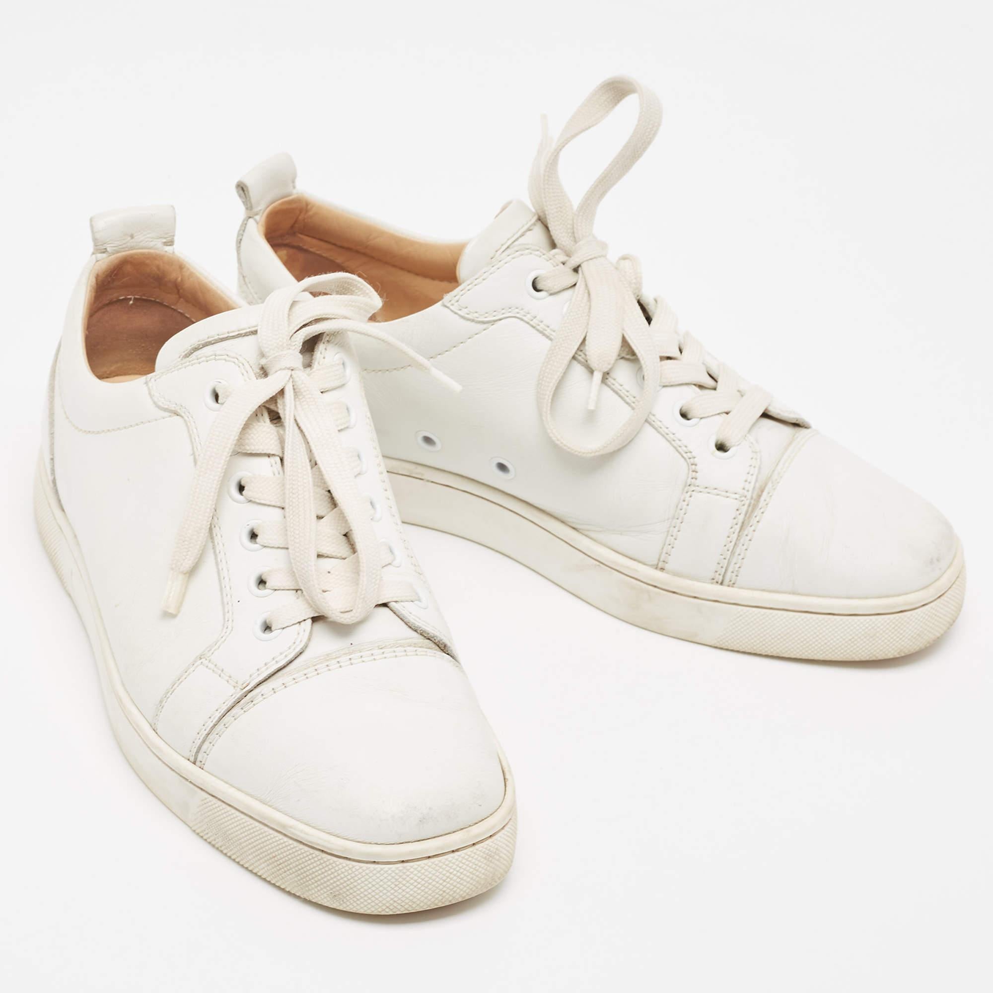 Christian Louboutin White Leather Vieira Low Top Sneakers Size 39 In Good Condition For Sale In Dubai, Al Qouz 2