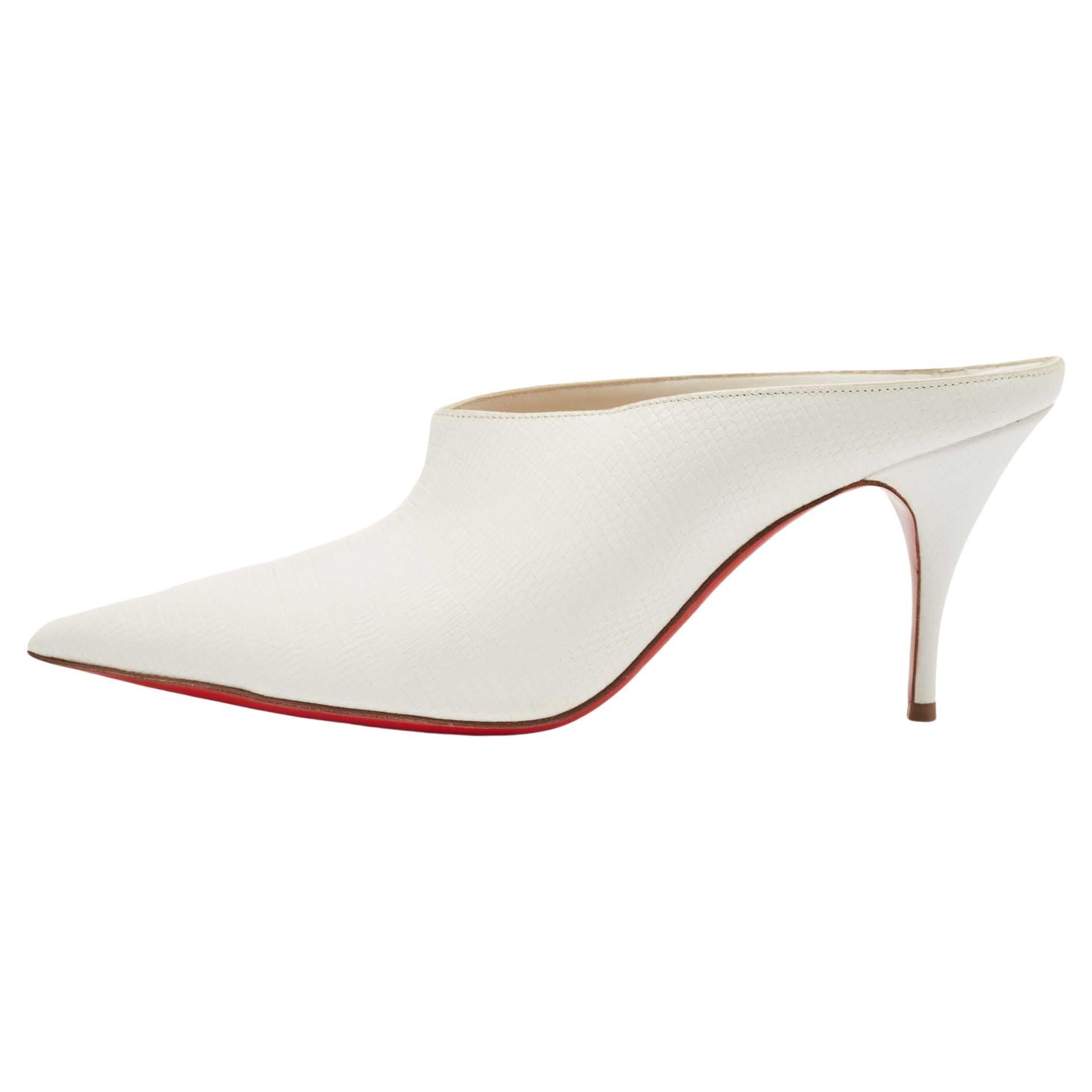 Christian Louboutin Mules à quarts embossées en lézard blanc, taille 37,5 en vente