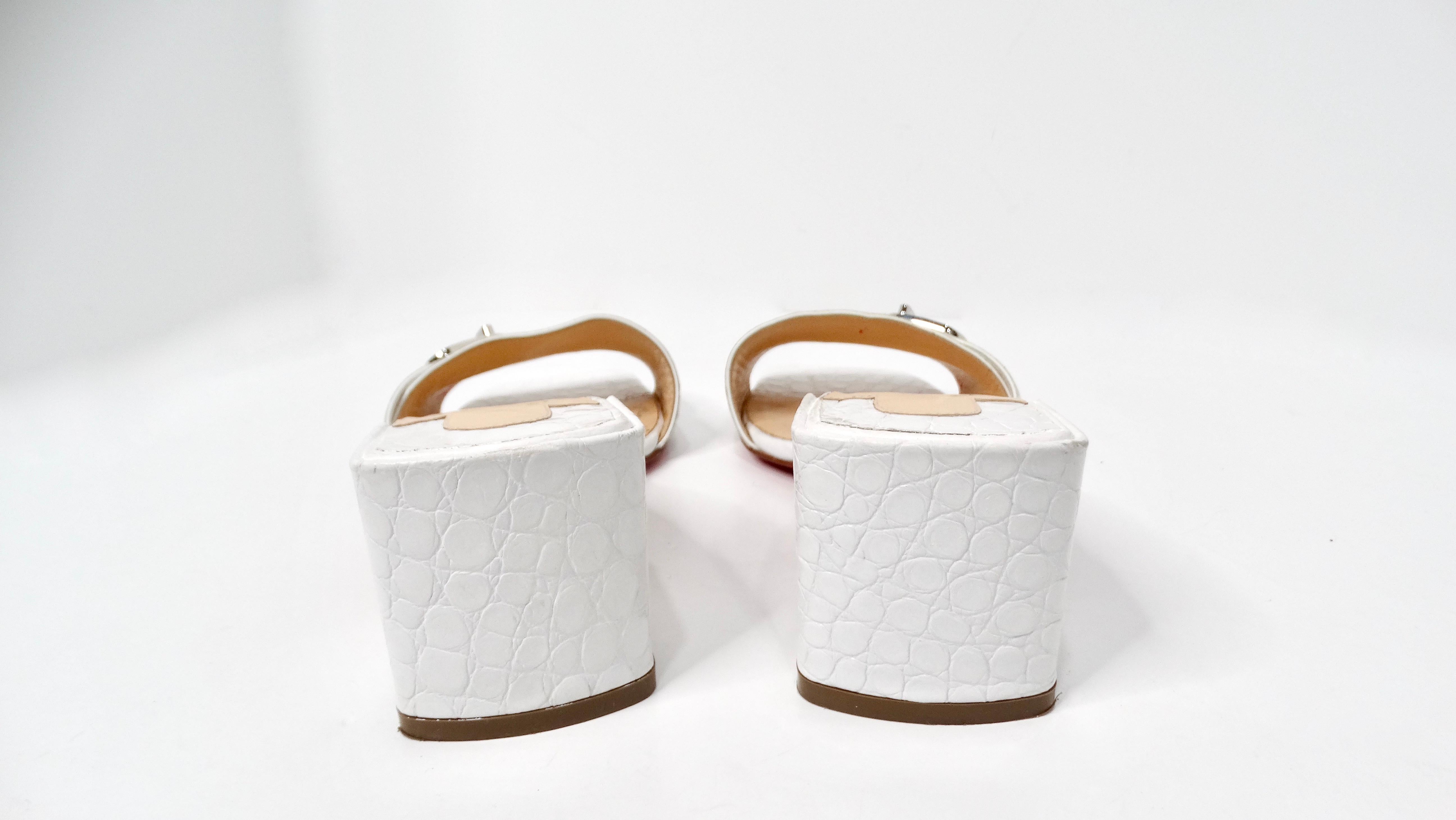 Christian Louboutin Sandalias blancas Lock Art 55 con relieve de cocodrilo en venta 1