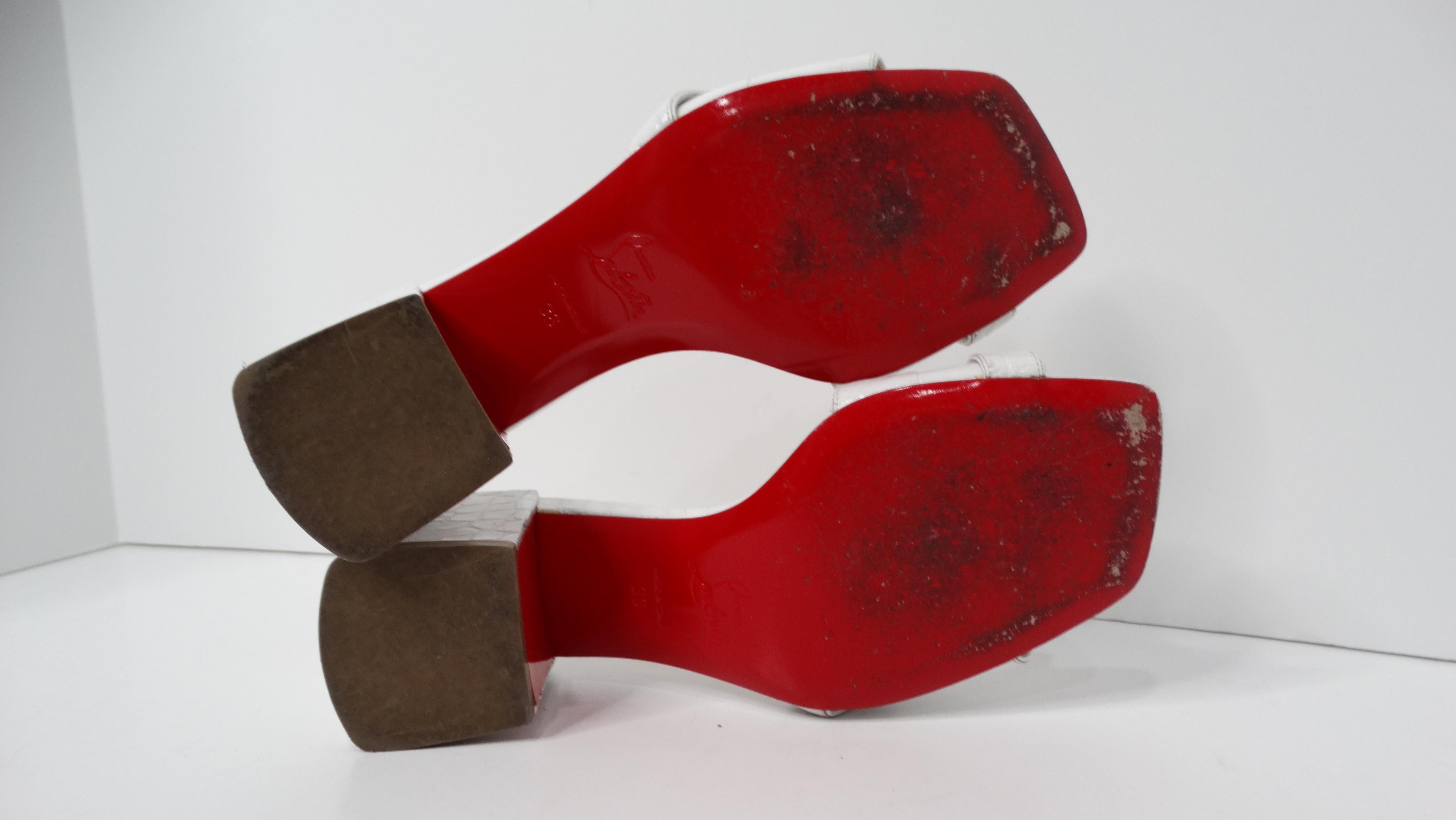 Christian Louboutin Sandalias blancas Lock Art 55 con relieve de cocodrilo en venta 2