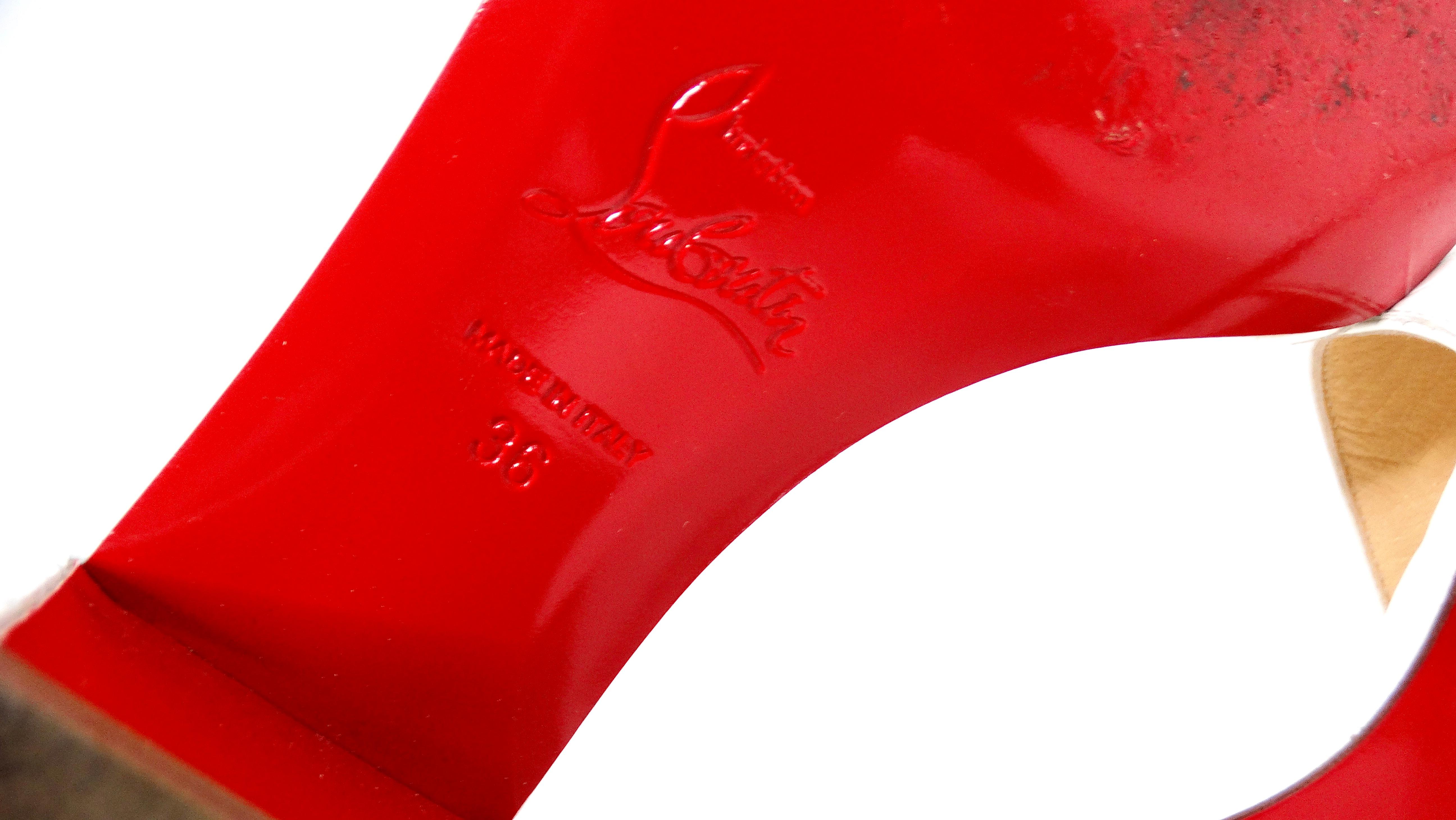 Christian Louboutin Sandalias blancas Lock Art 55 con relieve de cocodrilo en venta 3