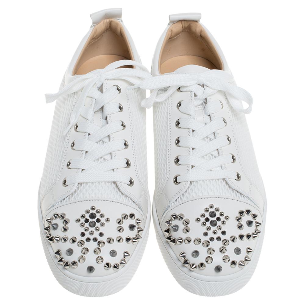 You'll leave your friends amazed every time you step out in these Louis Junior sneakers from Christian Louboutin! These white sneakers are crafted from mesh & leather and feature round toes with trendy spike detailed on them. They flaunt lace-ups on