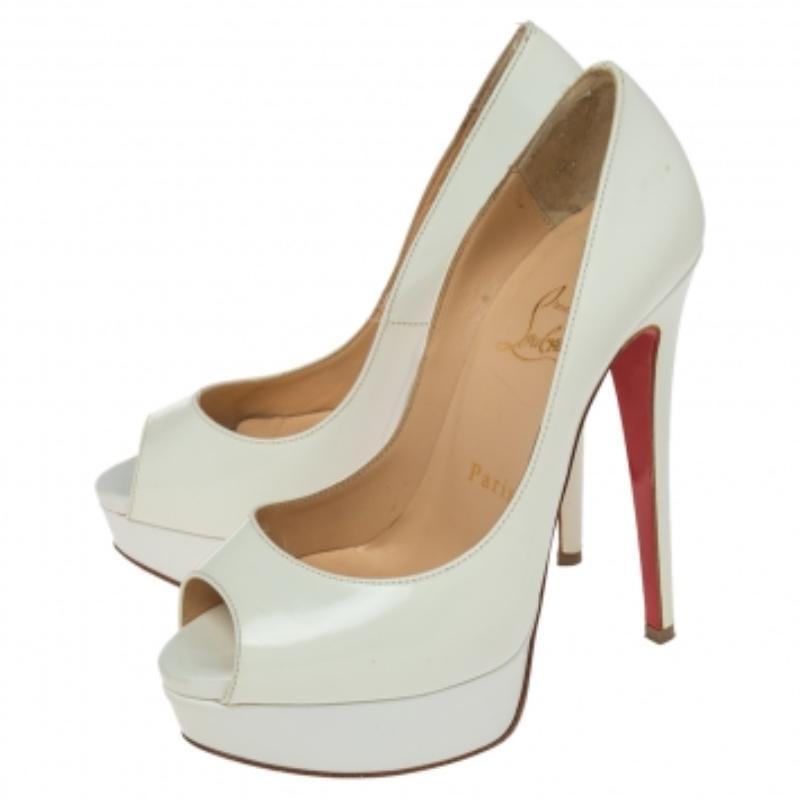 Heben Sie sich von der Masse ab mit diesem herrlichen Paar Louboutins, das High Fashion mit Klasse ausstrahlt! Die aus Lackleder gefertigte Kreation stammt aus der Lady Peep Collection'S. Sie sind in klassischem Weiß gehalten, haben Peep-Toes und