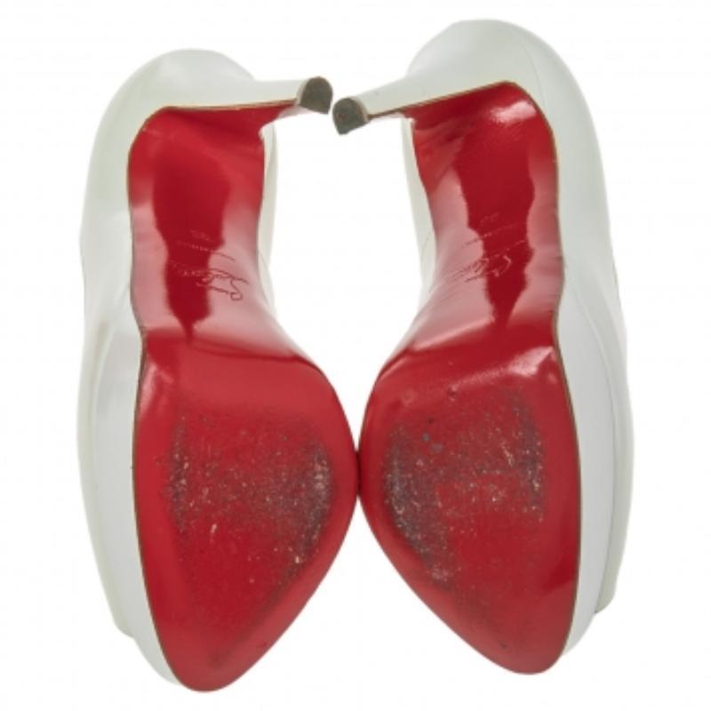 Christian Louboutin Weiße Lady Peep Plateau-Pumps aus Lackleder Größe 35 im Zustand „Gut“ in Dubai, Al Qouz 2