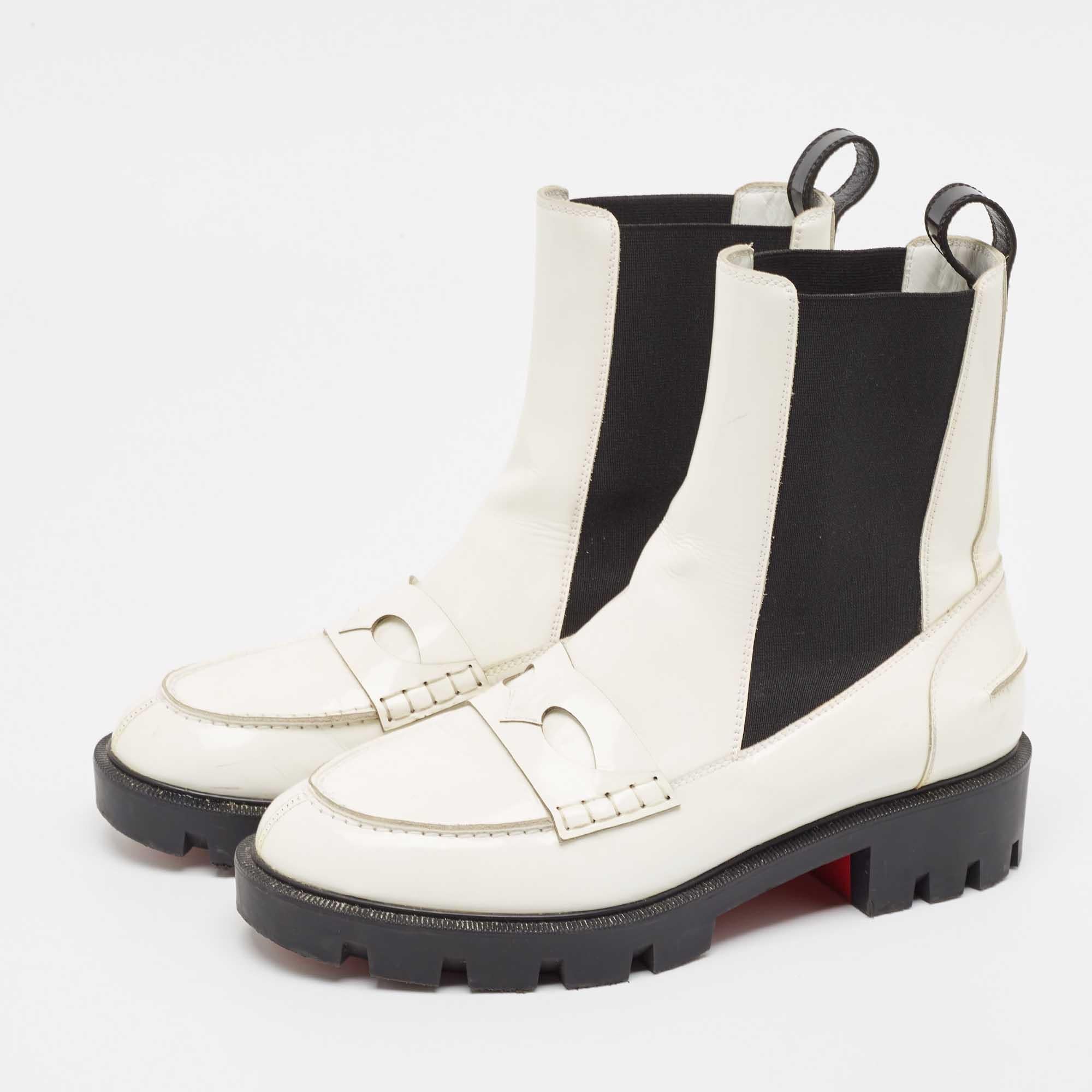 Meticulously designed into a smart silhouette these boots are on point with style. They come with comfortable insoles and durable outsoles to last you forever. These boots are just amazing and you definitely need to get them right away.