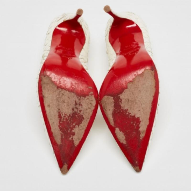 Diese So Kate-Pumps von Christian Louboutin sind ikonisch und brillant gestaltet. Sie wurden mit ausgewählten Merkmalen entworfen, die mühelos die charakteristischen Fähigkeiten und das Erbe der Marke übernommen haben. Diese Pumps aus weißem