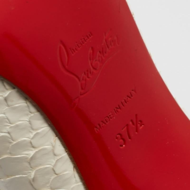 Christian Louboutin So Kate Pumps aus weißem Python-Lackleder in Weiß Größe 37,5 im Zustand „Gut“ im Angebot in Dubai, Al Qouz 2
