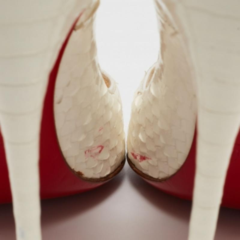 Christian Louboutin So Kate Pumps aus weißem Python-Lackleder in Weiß Größe 37,5 im Angebot 5