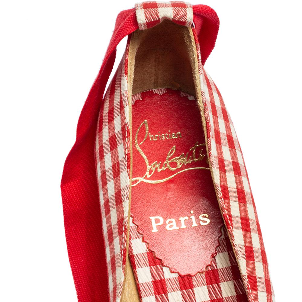 Christian Louboutin bringt Ihnen diese weiß-roten Sandalen, die perfekt für einen Tageslook sind. Sie haben runde Zehen, Knöchelumschläge und Espadrille-Keile. Die Schuhe sind mit einer Innensohle aus Canvas und der charakteristischen roten Sohle
