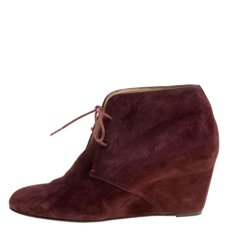 These Compacta boots from Christian Louboutin deserve all your attention! Crafted from suede in a lovely wine shade, they feature round toes and lace-ups on the vamps. They come equipped with comfortable leather lined insoles and concealed 7.5 cm