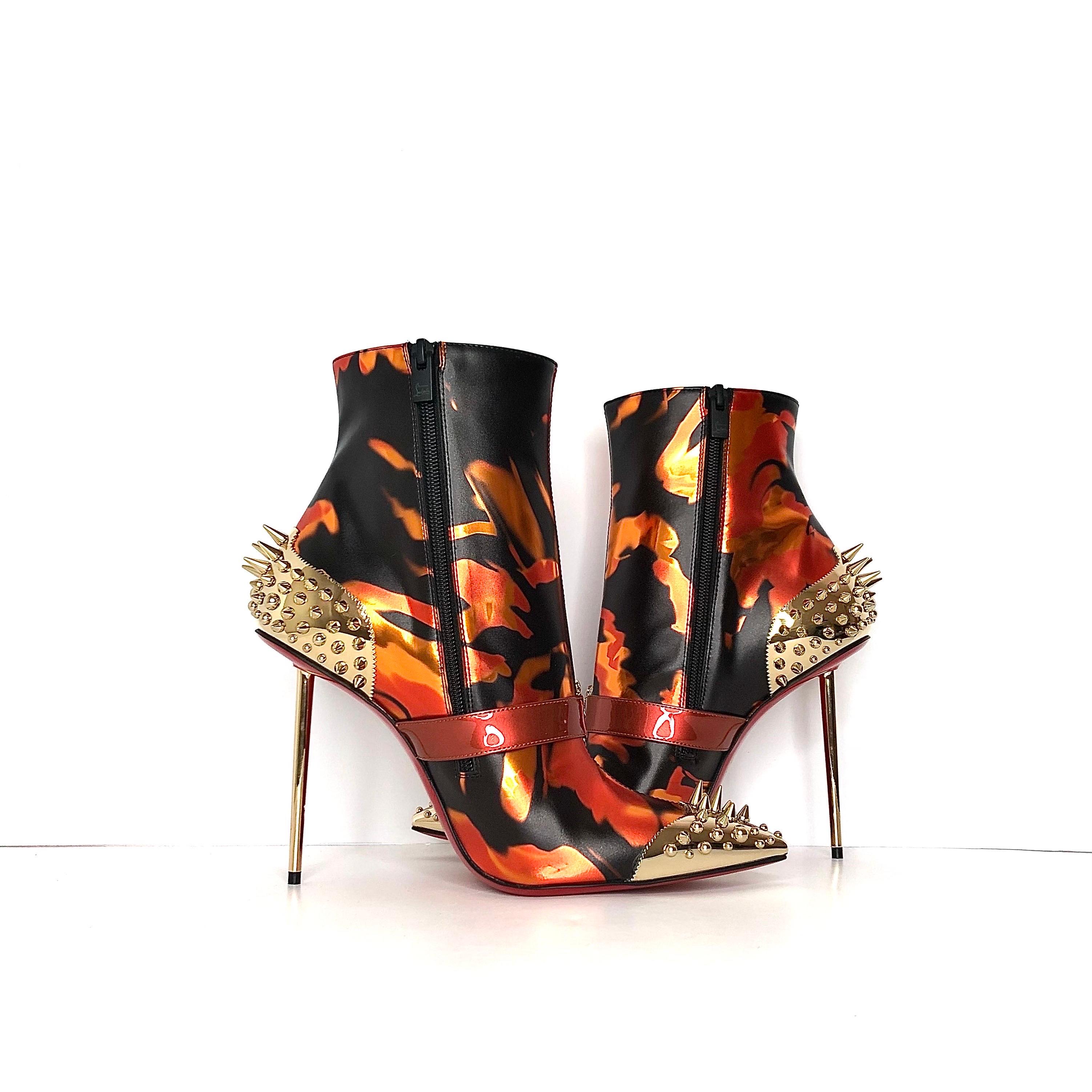 Marrone Christian Louboutin Womenphis 100 Spike Logo Buckle Stivali con tacco a spillo 40 in vendita