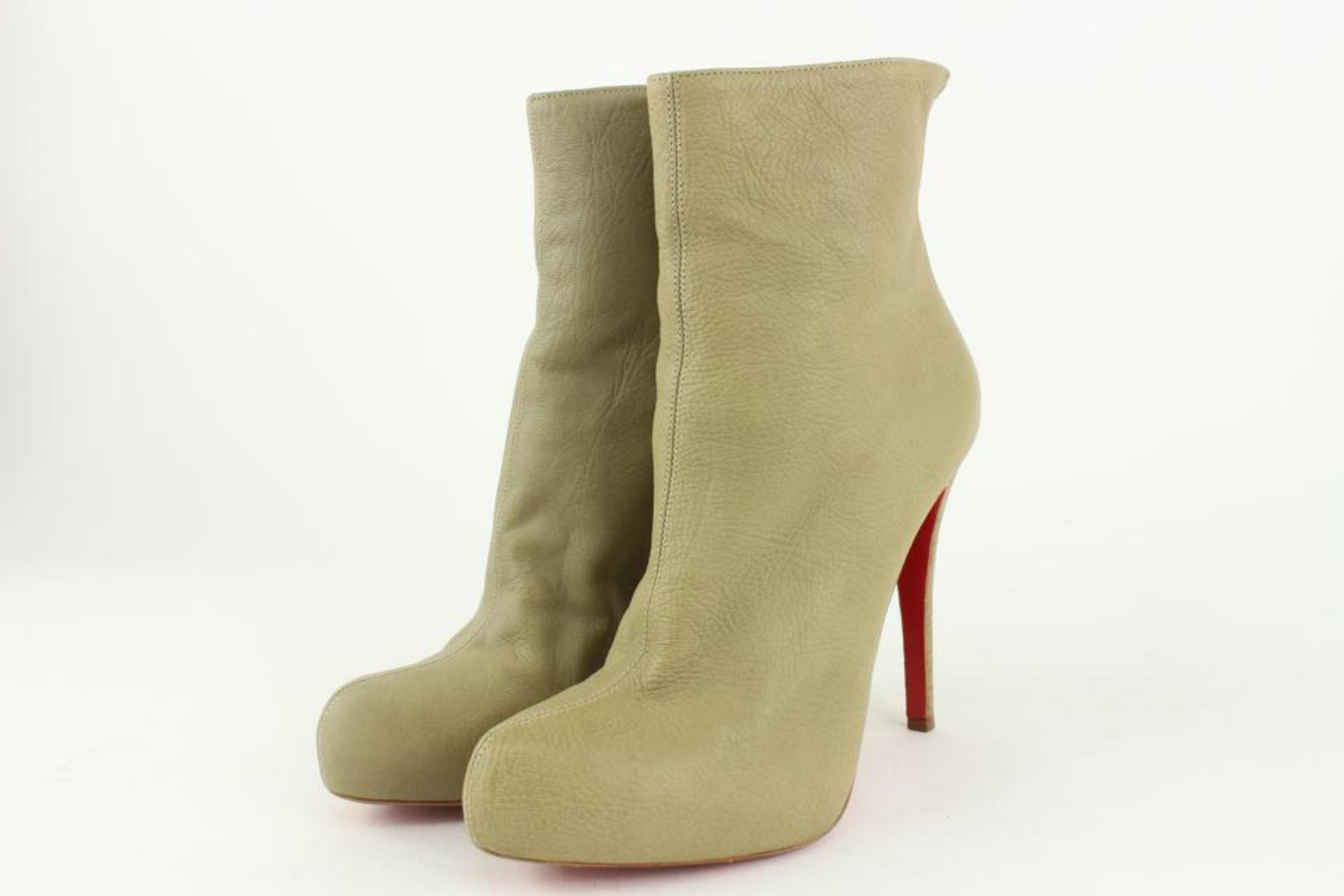 Christian Louboutin Women's 39.5 Taupe Ankle Booty Rear Zip Booties 5cl1112
Made In: Italy
Measurements: Length: 8 