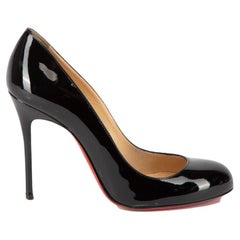 Christian Louboutin Damenschuhe mit schwarzer runder Zehe aus Lackleder mit Absatz