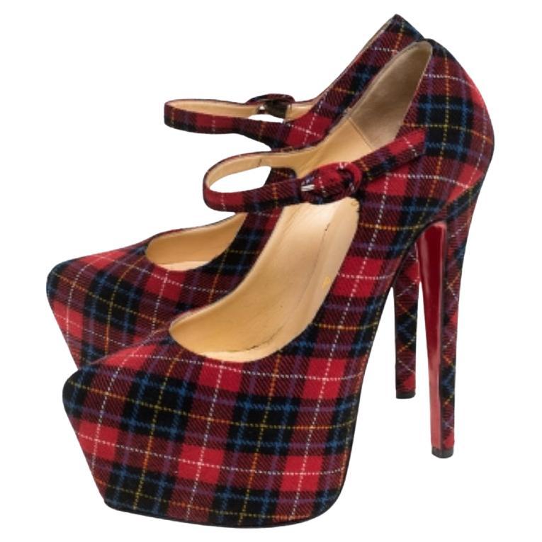Pour les femmes qui aiment la mode féroce et affirmée, ces escarpins Christian Louboutin Daffodile Mary Jane sont sûrs de se démarquer dans la foule. Confectionnés en laine mélangée multicolore, ces escarpins sont dotés d'une large plateforme à