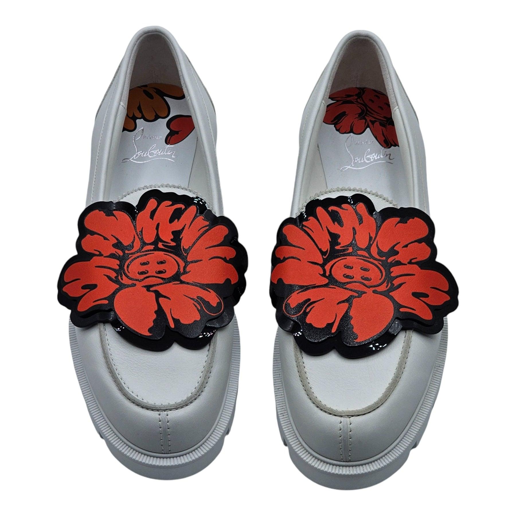 Eine überdimensionale Knopfblumenapplikation des japanischen Künstlers Shun Sudo prangt auf diesem Kalbsleder-Slipper, der auf einer Stollensohle mit einem Einsatz mit Signaturprägung steht.

Zusätzliche Informationen:
MATERIAL: Obermaterial