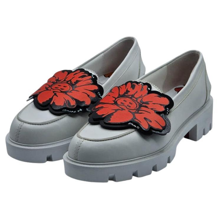Christian Louboutin x Shun Sudo Knopfleiste Moc Toe Gepäck Loafers aus weißem Leder mit Blumenmuster im Angebot
