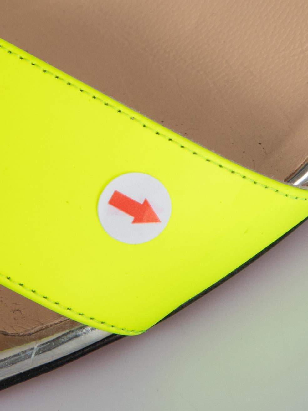 Christian Louboutin Sandalias de ante amarillo y azul talla IT 38 en venta 2