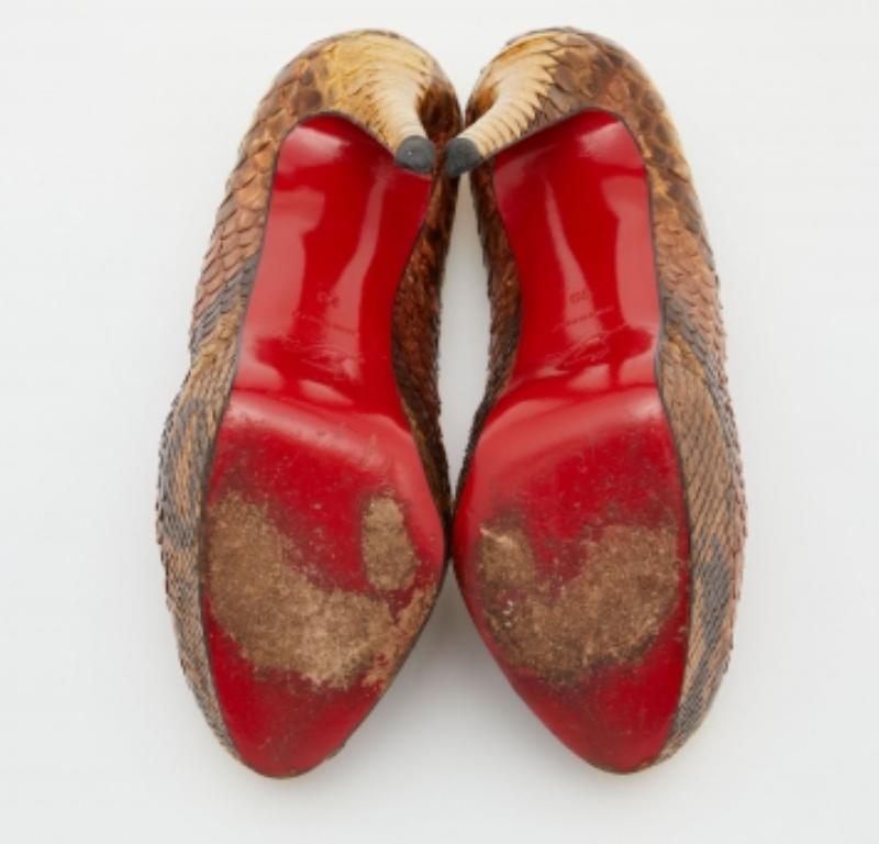 Haz una declaración de estilo chic con estos zapatos de salón de diseño. Presentan tacones robustos y suelas duraderas, ¡perfectos para tus salidas a la moda!